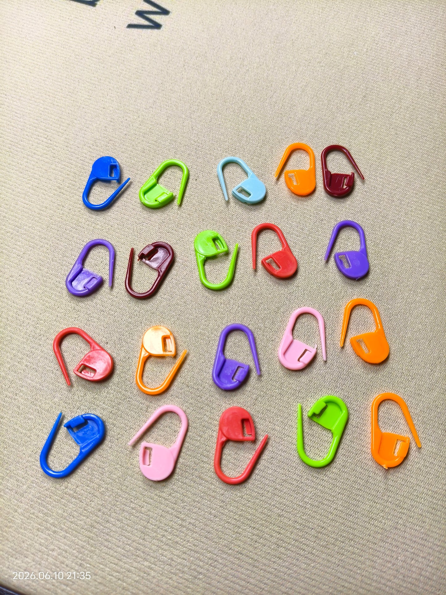 Plastic Stitch Markers – Assorted Colors | 10, 20, 50 Packs for Crochet & Knitting