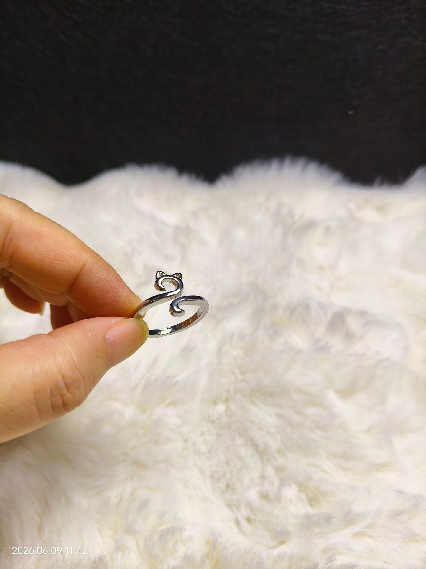 Crochet Tension Ring – Cat Design with Adjustable Silver Band | Yarn Guide for Even Stitches